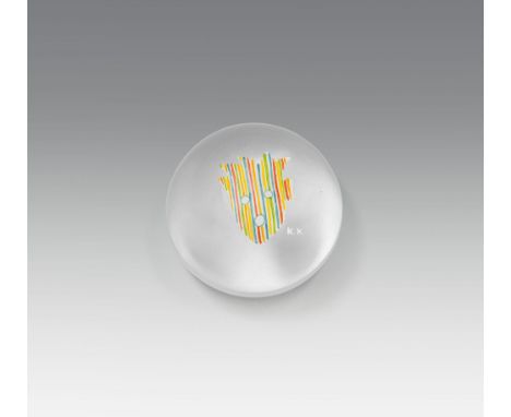 Kiki KogelnikMultistripedBriefbeschwerer aus MuranoglasDurchmesser ca. 11 cmAuf der Oberseite im Glas monogrammiert: K. K. Mo