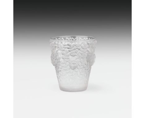 René LaliqueVase "Silenes"farbloses Glas, gepresst, teilweise mattiert; auf der Unterseite signiert: "R LALIQUE"H. 18,8 cmMar