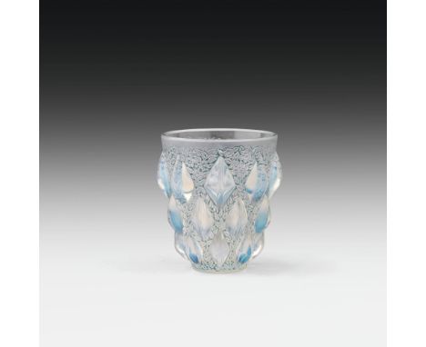 René LaliqueVase "Rampillon"farbloses und opalisierendes Glas, gepresst, teilweise mattiert und blau patiniert; auf der Unter
