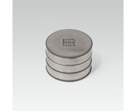 Dose "Krieg 1914"Zinn, Perlstabdekor; auf dem Deckel bezeichnet: "KRIEG/1914"; auf der Unterseite gemarkt: "R. ZAMPON/GRAZ"H.