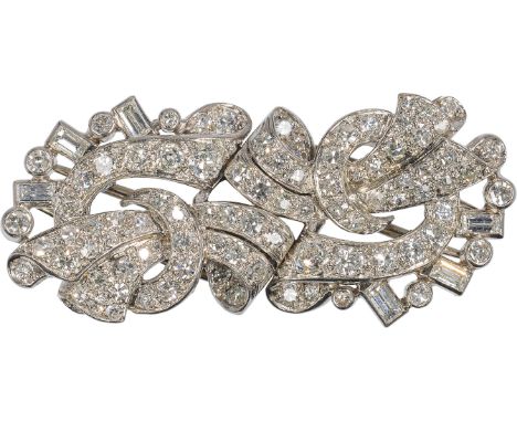 VerwandlungsbroscheWeißgold; aufgesetzte Diamanten, 8-Kant-Schliff, Baguette-Schliff; Brosche teilbar in 2 Ohrringe mit 2 bei