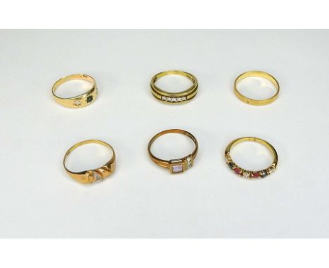   Konvolut von sechs Ringen  8 K und 14 K Gelbgold. Das Konvolut besteht aus 6 Ringen mit Diamanten- sowie Farbsteinbesatz. R
