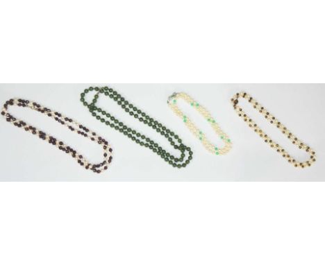   Sammlung von Ketten  Die Sammlung besteht aus 4 Teilen, darunter 1 Kette mit Jadekugeln, 1 Kette mit 85 facettierten Granat