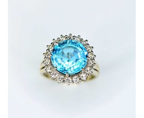   Exquisiter Aquamarin-Ring  18 K Weißgold. Auffälliger hellblauer Aquamarin in Brillantschliff von ca. 3,5 ct von 18 Diamant