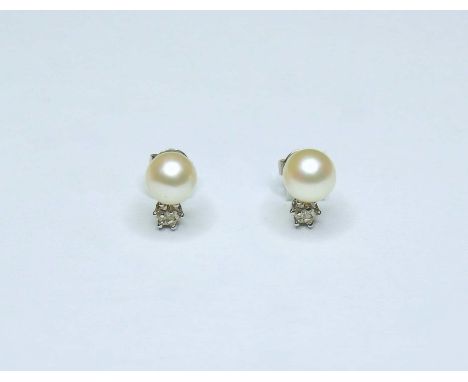   Paar Perl-Ohrstecker  14 K Weißgold. Feine Ohrstecker mit Perle und Diamanten besetzt. L ca. 1 cm, Perle Ø ca. 6 mm, Gewich