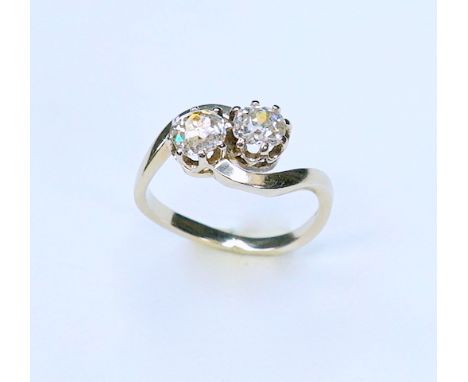   Feiner Brillanten-Ring  14 K Weißgold. Außergewöhnlicher Solitärring mit 2 Diamanten von je ca. 0,45 ct. Gute Erhaltung. Ri
