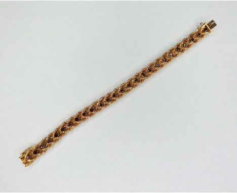   Geflochtenes Armband  14 K Gelbgold. Fein gearbeitetes Armband besetzt mit 26 Granat-Steinen von je ca. 0,2 ct. L ca. 18 cm