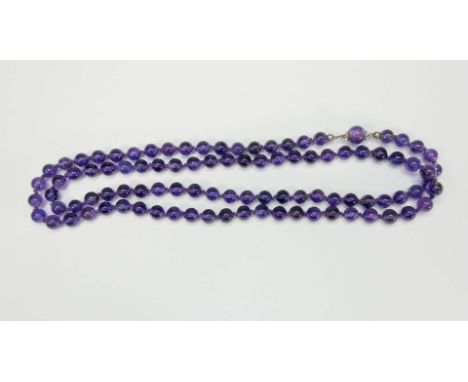   Amethysten-Kette  14 K Weißgold-Schließe. Reihenkette mit 95 Amethysten von Ø ca. 8 mm und 1 Kugel am Schloss von ca. 10 mm