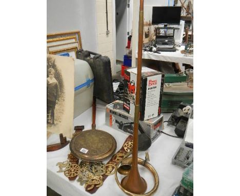 A mixed lot of brassware and a copper hunting horn.