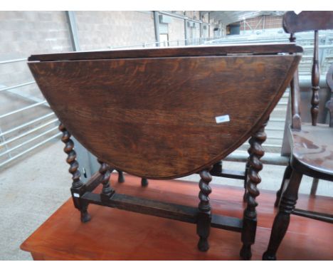 An oak gate leg oval table