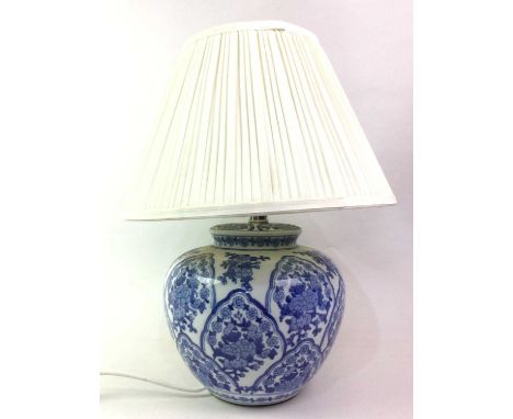 BLUE AND WHITE CERAMIC TABLE LAMP, AND A BRASS CHANDELIER  the table lamp with cream shadelamp 44cm highQty: 2