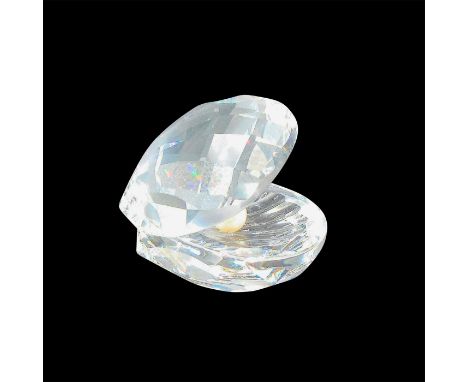 Open clam with beautiful facets to catch the light. Swarovski backstamp. 7624 NR 055 000. This item has its original box: 4"L