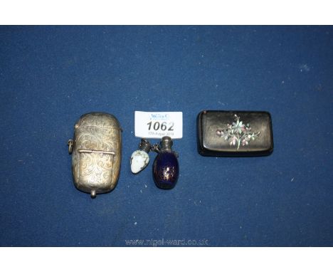 Two miniature perfume bottles, vesta/Sovereign case and a lacquered snuff box.