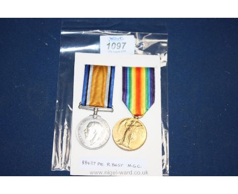 A pair of WWI medals to: PTE. R. Best. M.G.L.