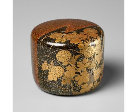 SHIMADA SOSUI (ACTIVE 1970-1990): A RED AND BLACK LACQUER NATSUME (TEA CADDY) WITH KIKUBy Shimada Sosui (active c. 1970-1990)