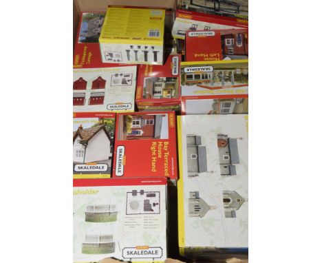Fifteen boxed Hornby 00 gauge accessories from the Skaledale SeriesComprising small gas holder, St Andrew's church, condenser