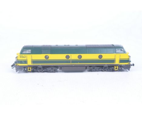 An unboxed Marklin Continental HO gauge diesel locomotive No. 5541 in dark green and yellow livery.