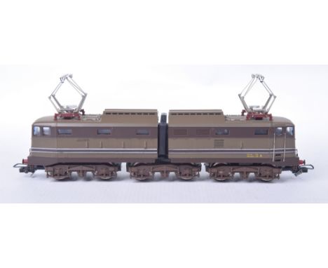 An unboxed HO gauge Bo-Bo-Bo electric locomotive type E645In dark and light brown FS livery.