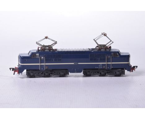 An unboxed early Fleischmann HO gauge electric locomotive In dark blue and cream livery.