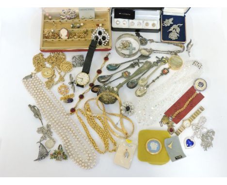 A quantity of costume jewellery, to include a red paste cabochon stone bracelet, an amethyst stone pendant on chain, a ladies