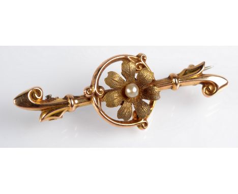 An Edwardian 15ct. gold bar brooch with a central pearl. Condition Report: Weight 2.4g.