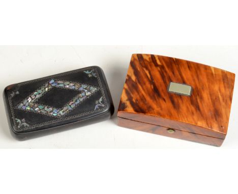 A blonde tortoiseshell veneered ring box and papier mache snuff box. 