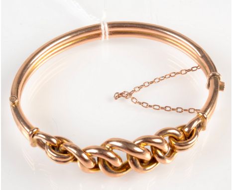 A hollow gold hinged bangle with graduated chain link design, 14.2g.