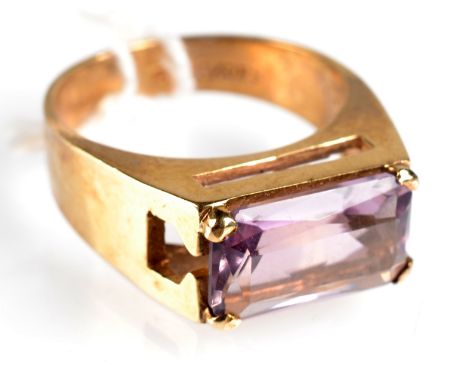 A 9ct. gold ring set a rectangular pale amethyst.