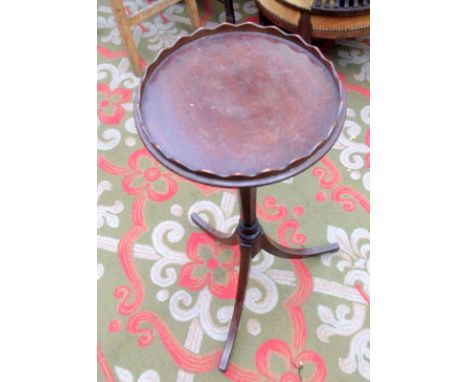 An inlaid mahogany tripod wine table, on splayed legs.