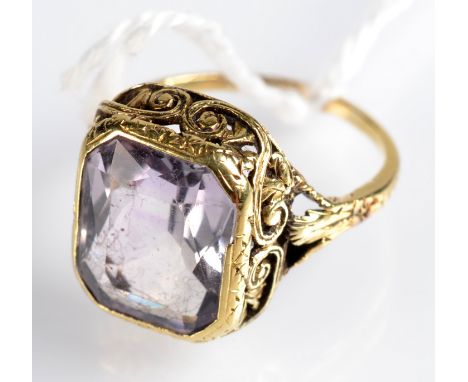 A pale amethyst American gold ring.