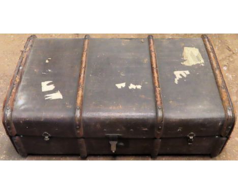 Vintage travel trunk. Approx. 33cm H x 90cm W x 56cm D

Used condition, wear and tear 