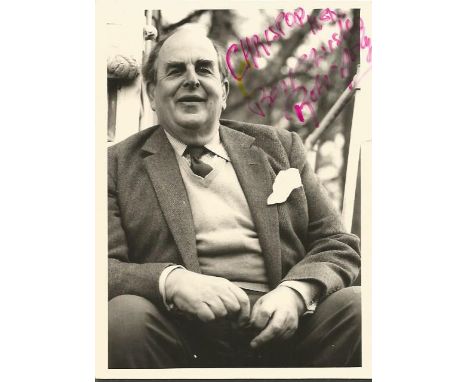 Robert Morley signed 7 x 5 inch portrait photo, slight creasing to RH edge Good condition. All signed items come with Certifi