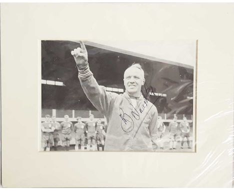 Bill Shankly autographed photo. Black and white 7x5 inch photograph autographed by the legendary former Liverpool manager Bil