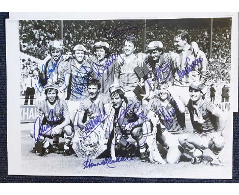 Everton players signed print. Black and white paper print measuring around 16x12 signed by many Everton players from the 1980