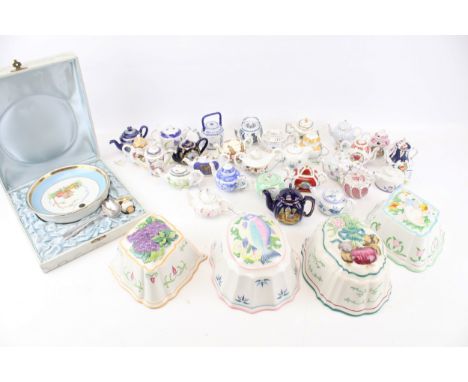 A group of assorted 20th century ceramic collectables. Including miniature teapots, boxed jelly moulds etc. Max. H9cm