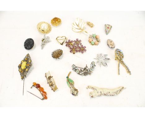 Twenty vintage brooches. Of various designs, some with engraved decoration and others featuring ceramic details