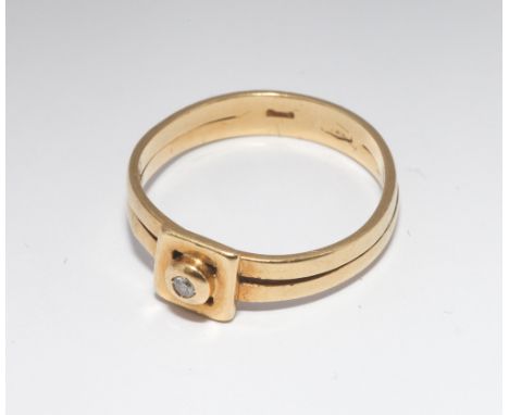 18ct yellow gold pinkie ring set with small diamond in square setting, ring size appx J, marks slightly worn 750