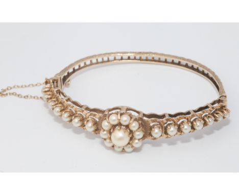 Ladies hinged 9ct gold bangle, set with central cultured pearl cluster to the centre with further graduated cultured pearls t