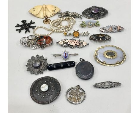 Selection of vintage and antique costume jewellery includes Silver brooches etc 