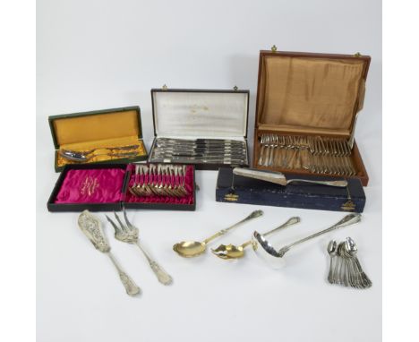 Silver cutlery, ladle, cake server, vegetable spoonsZilveren bestekken, pollepel, taartschep, groentelepels