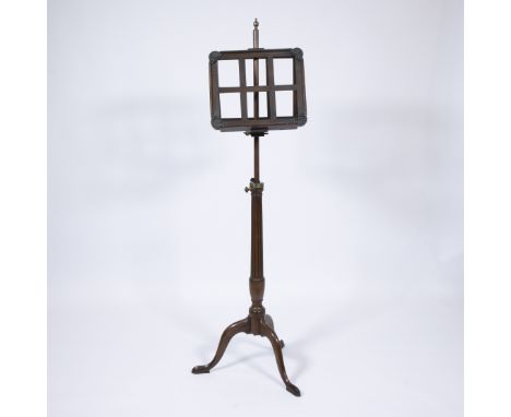 A 19th century, George IV period, mahogany duet music stand on adjustable column and tripod baseEen 19e eeuw, George IV perio