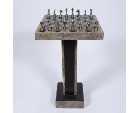 Art Deco marble chess table with metal chess piecesArt Deco marmeren schaaktafel met metalen schaakstukken75 x 44 x 44 cm