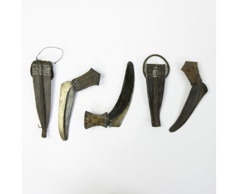 Tribal objects from Kilo-Moto (Belgian Congo) period 1927, 3 assymetric knives of which 2 with scabbard HembaTribale objecten