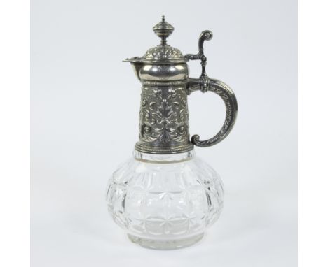 A silver and cristal wine decanter with floral design, marked C. Frey &amp; Söhne, silver 800Een zilveren en kristallen wijnk