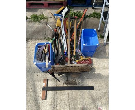 A LARGE ASSORTMENT OF GARDEN TOOLS TO INCLUDE SHEARS, RAKES, BRUSHES AND A LARGE T SQUARE ETC 