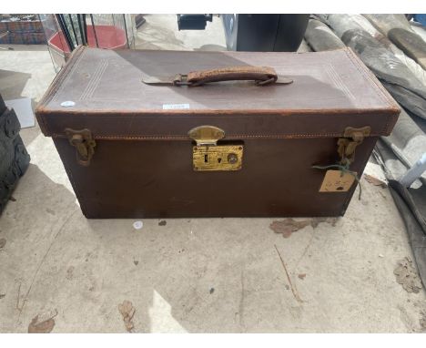 A VINTAGE FLASH LAMP WITH CASE AND FURTHER PHOTOGRAPHY EQUIPMENT 