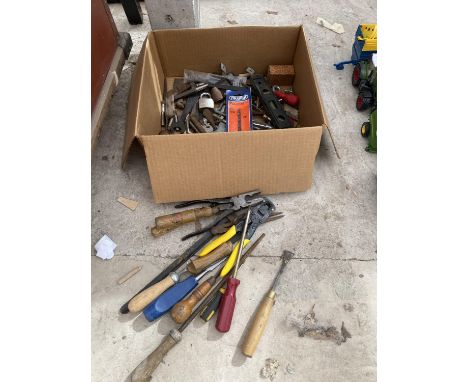 AN ASSORTMENT OF HAND TOOLS TO INCLUDE CHISELS, PLIERS AND BOLTS ETC 