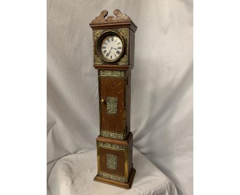 A SMALL VINTAGE OAK REPLICA GRANDMOTHER CLOCK WITH BRASS DETAIL H: APPROXIMATELY 75CM 