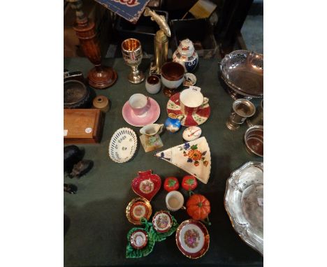 AN ASSORTMENT OF VARIOUS CERAMIC ITEMS 