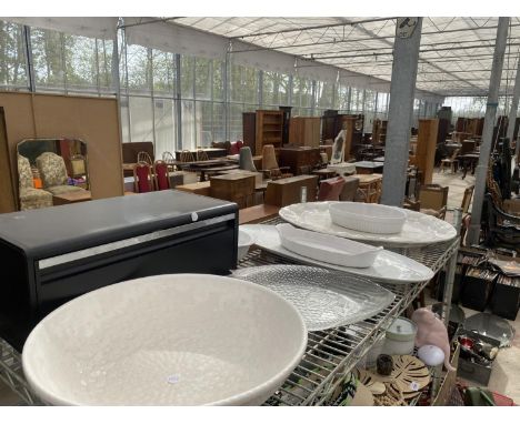 AN ASSORTMENT OF CERAMIC WARE TO INCLUDE A LARGE FRUIT BOWL, MEAT PLATTER AND PIE DISHES ETC 